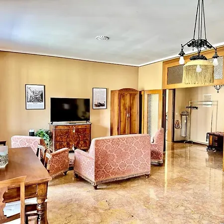 Luxury House Under The Old Town דירה